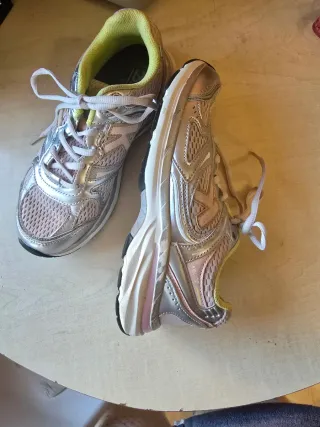 Zapatillas deportivas plateadas y rosas