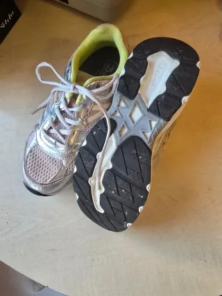 Zapatillas deportivas plateadas y rosas