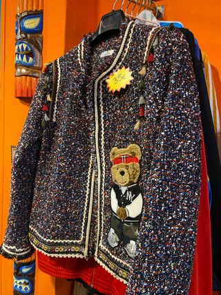 Chaqueta estilo Chanel customizada con parches