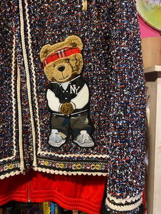 Chaqueta estilo Chanel customizada con parches