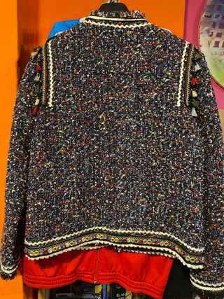 Chaqueta estilo Chanel customizada con parches