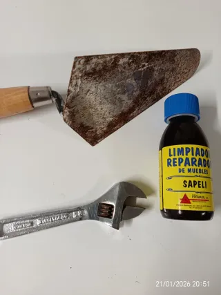 Herramientas de obra y limpiador