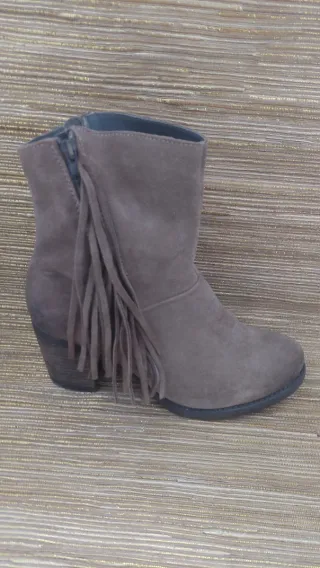 Botines con flecos marrones