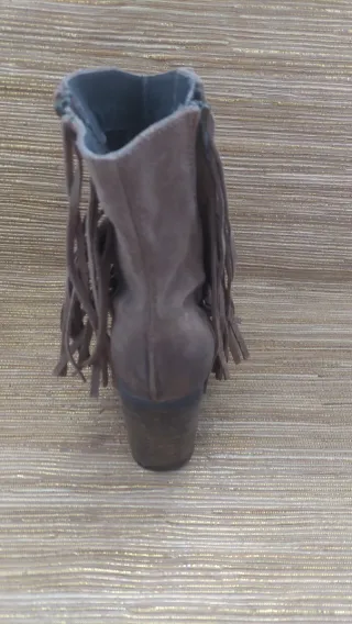 Botines con flecos marrones