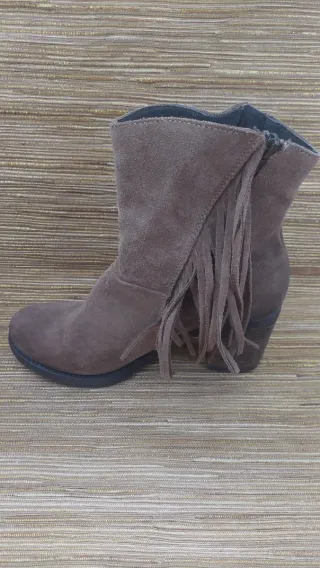 Botines con flecos marrones