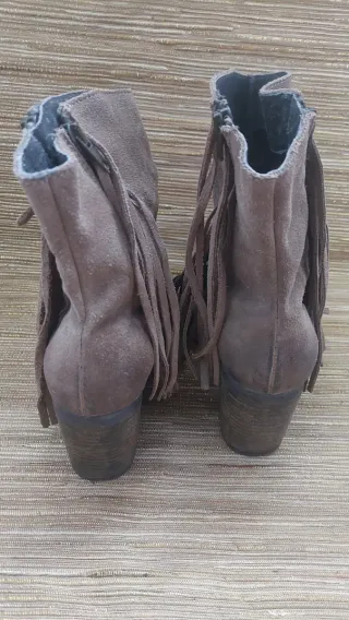 Botines con flecos marrones