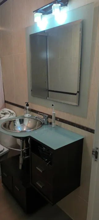 mueble de aseo con cristal