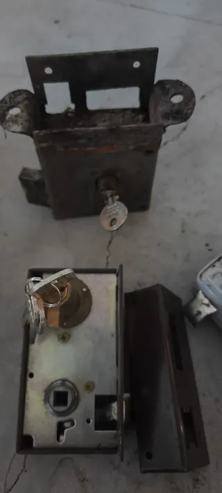 Cerraduras antiguas y herrajes