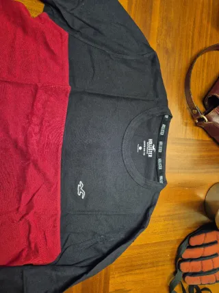 Camiseta Hollister manga larga roja y negra