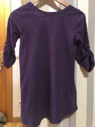 Camiseta morada con estampado
