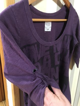 Camiseta morada con estampado