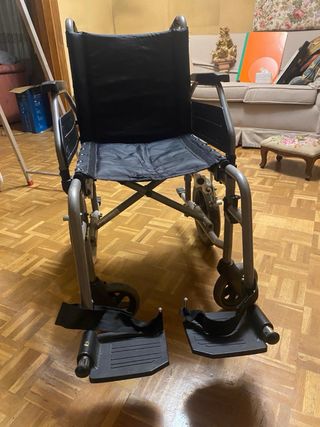 Silla de ruedas plegable en buen estado