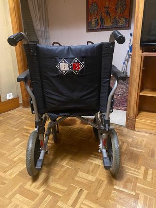 Silla de ruedas plegable en buen estado