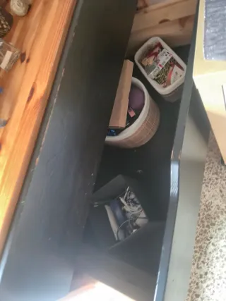 Cómoda de madera y mimbre