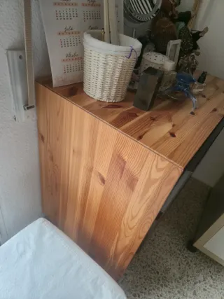 Cómoda de madera y mimbre
