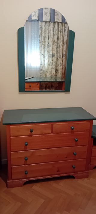 Cómoda de madera con espejo