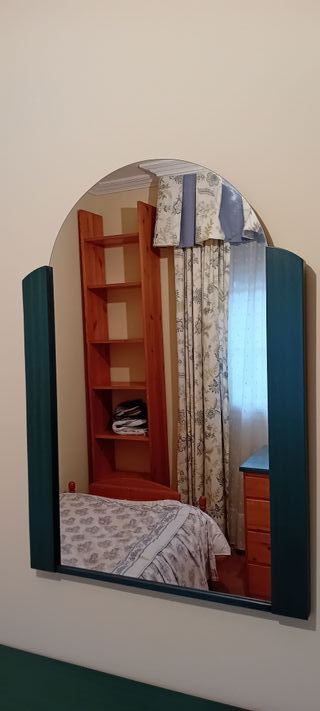 Cómoda de madera con espejo