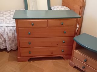 Cómoda de madera con espejo