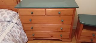 Cómoda de madera con espejo