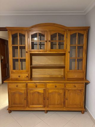 Mueble de salón de madera con vitrina
