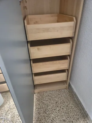 Armario de madera con espejo