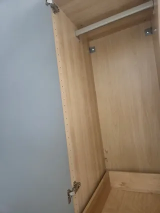 Armario de madera con espejo