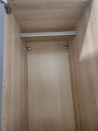 Armario de madera con espejo