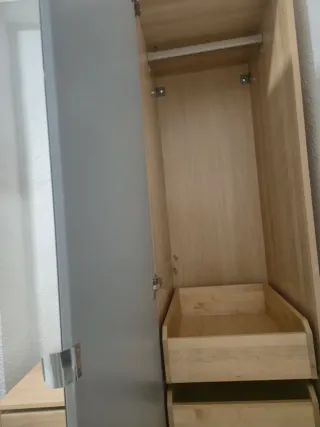 Armario de madera con espejo