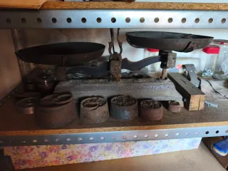 Báscula antigua de pesas