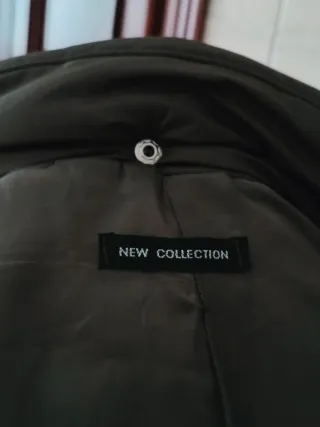 Abrigo verde con gorro y detalles blancos