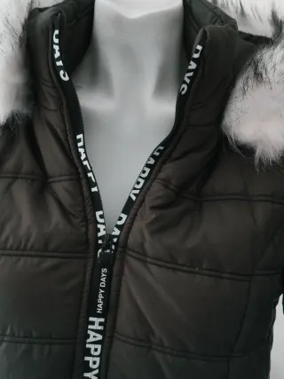 Abrigo verde con gorro y detalles blancos