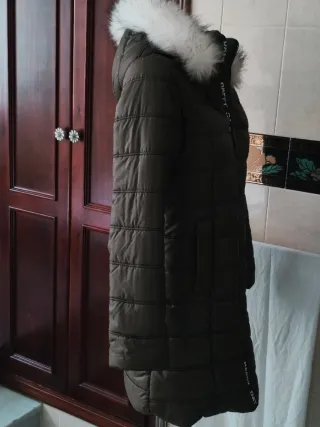 Abrigo verde con gorro y detalles blancos