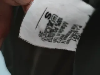 Abrigo verde con gorro y detalles blancos