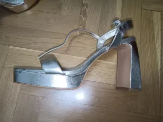 Sandalias de tacón doradas y plateadas