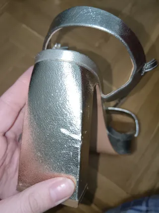 Sandalias de tacón doradas y plateadas