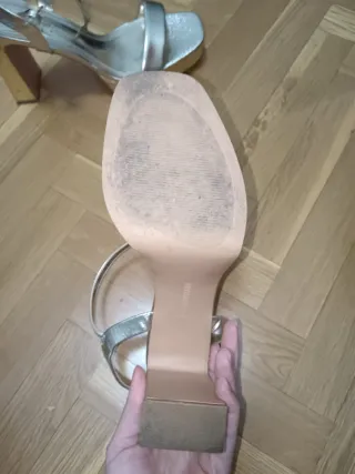 Sandalias de tacón doradas y plateadas