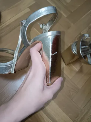 Sandalias de tacón doradas y plateadas