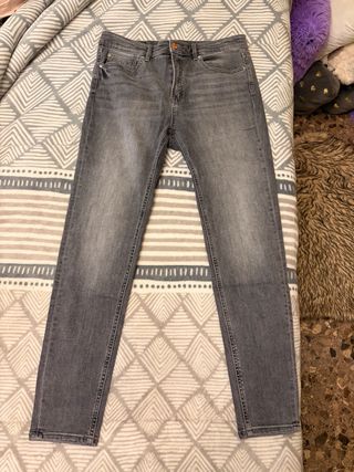 Pantalón vaquero gris D07 de Stradivarius