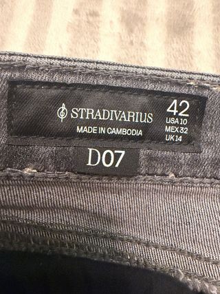 Pantalón vaquero gris D07 de Stradivarius