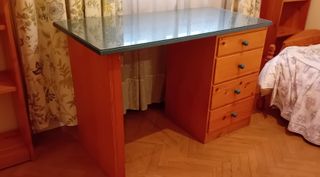 Escritorio madera con tapa de cristal