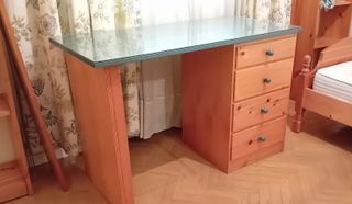 Escritorio madera con tapa de cristal