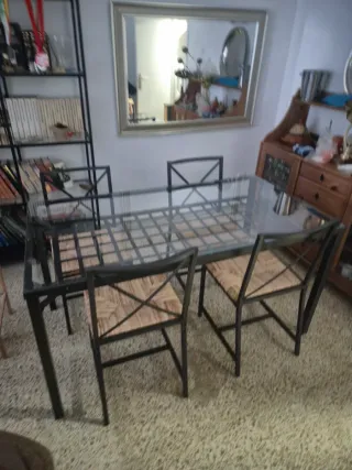 Mesa de comedor + 4 sillas + estanteria