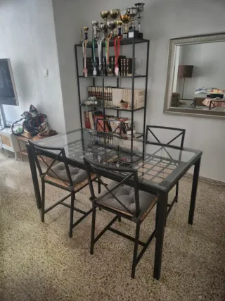 Mesa de comedor + 4 sillas + estanteria
