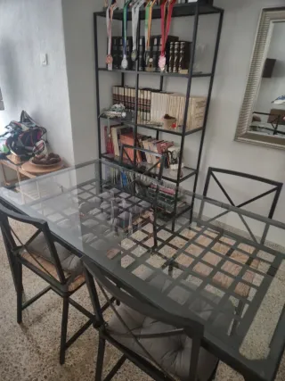 Mesa de comedor + 4 sillas + estanteria