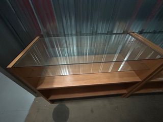 Vitrina expositora de madera y cristal