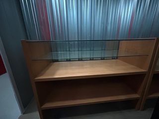Vitrina expositora de madera y cristal
