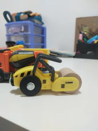 Camiones de juguete naranja y amarillo