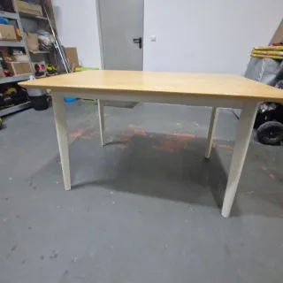 Mesa de madera estilo nórdico