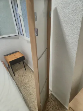 Espejo de pie negro con marco metálico