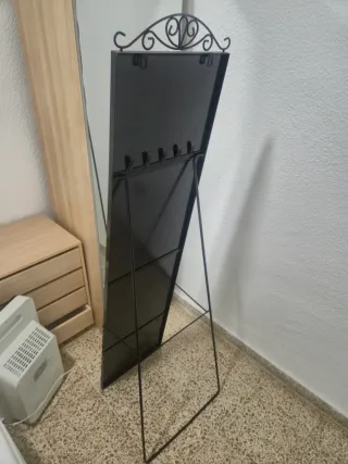 Espejo de pie negro con marco metálico
